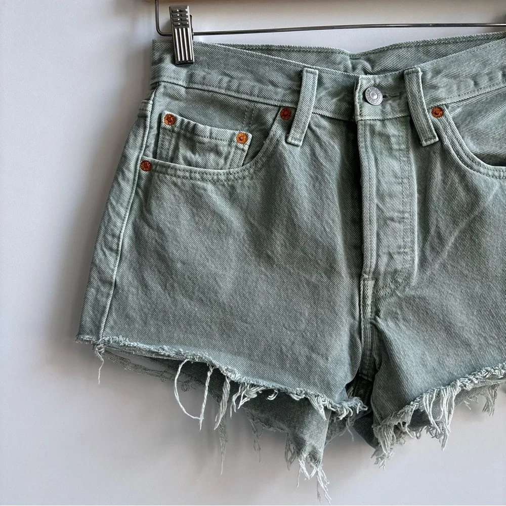 Levi’s Dusty Lily Pad Raw Hem Buttonfly Denim Jean Shorts Olive Green Size 27